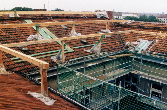 Kollwitzstraße 52, neue Dachkonstruktion aus dem alten heraus, 1996